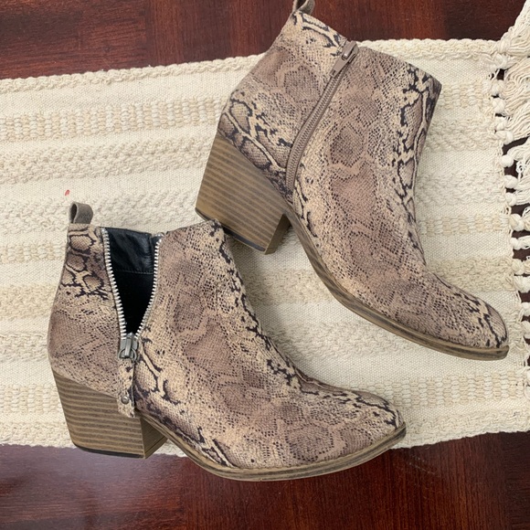 Faux Snakeskin print booties - Picture 2 of 5